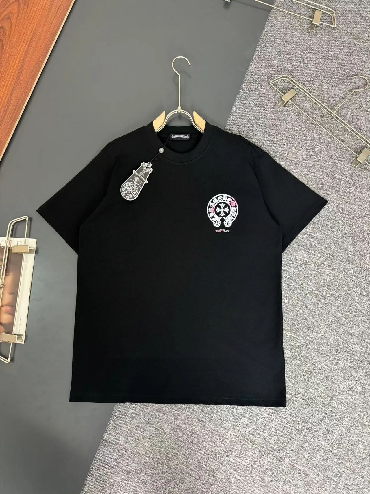 🅿️210 Chrome Hearts*320g heavyweight pure cotton T-shirt, thick, breathable and loose fit. Printed logo design. Spring and summer new round neck fashionable short-sleeved T-shirt. Comfortable against the skin, durable and easy to wear. The original factory is meticulous in craftsmanship. A must-have for casual and versatile colors. Color: Black Anchor Red. Size: S M L XL XXL.